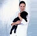 Enfermera con perro en brazos