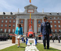 La alcaldesa de Madrid, Ana Botella, en la exposición del avión C-101