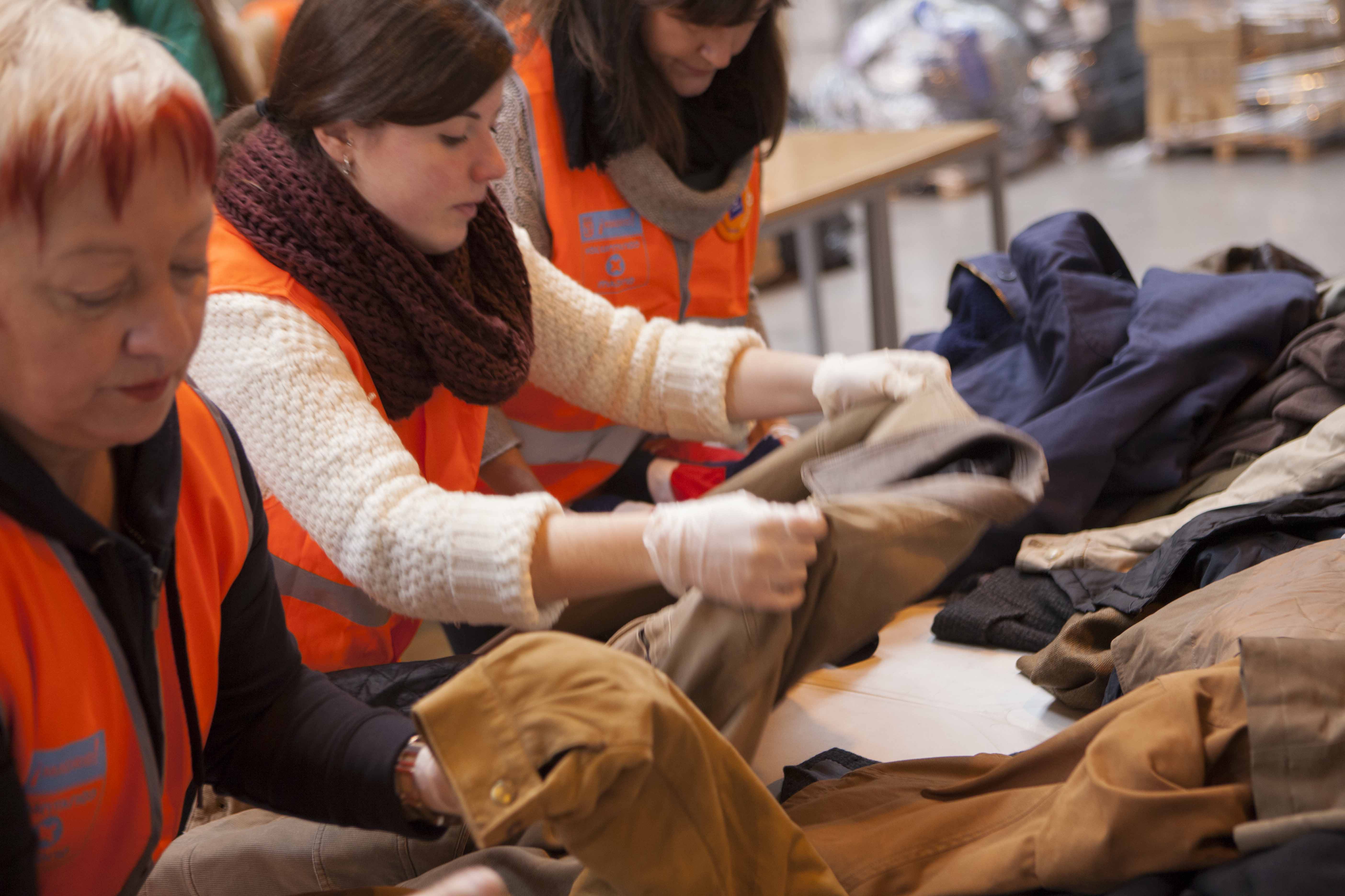 Los madrileños donan diez toneladas de ropa para los refugiados