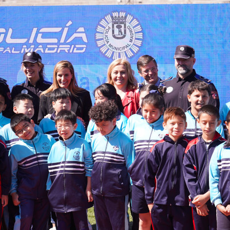 Inma Sanz junto a niños y policías en el CDM Orcasitas