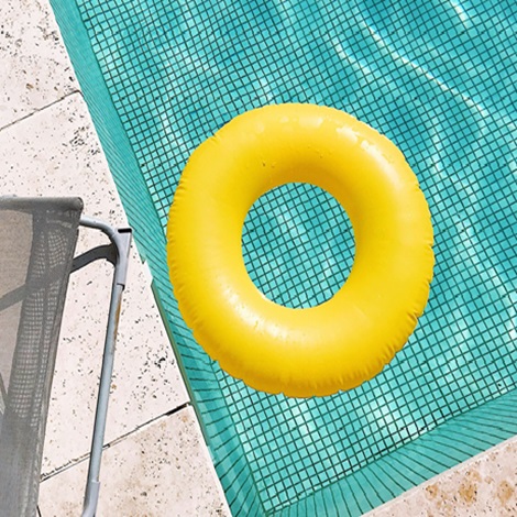 Flotador en piscina