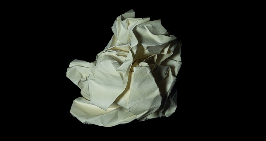 Fotografía de una bola de papel arrugado