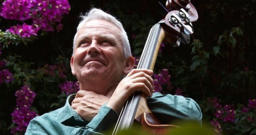 Baldo Martínez con el contrabajo, entre flores