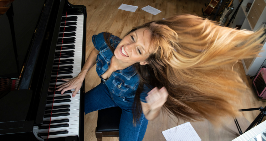 Lucía Rey tocando el piano en movimiento