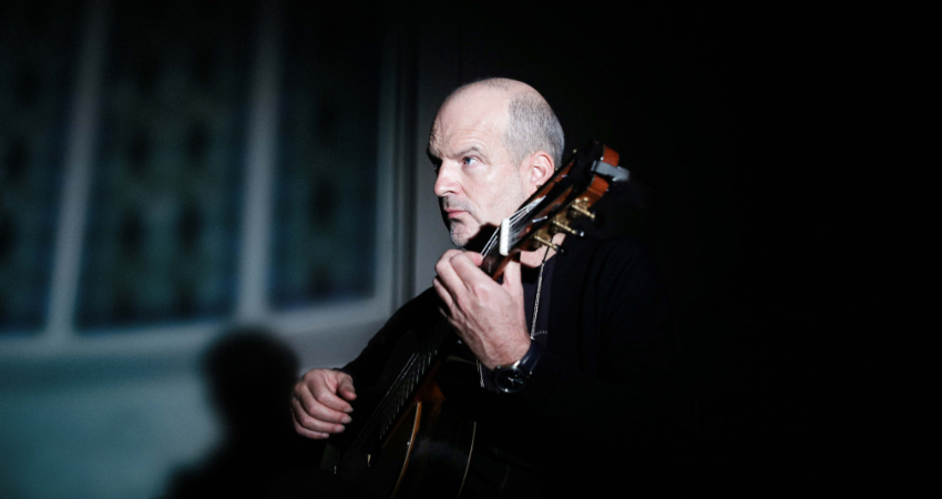 Wolfgang Muthspiel tocando la guitarra