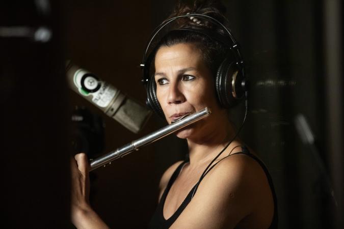 Mar&iacute;a Toro tocando la flauta en el estudio