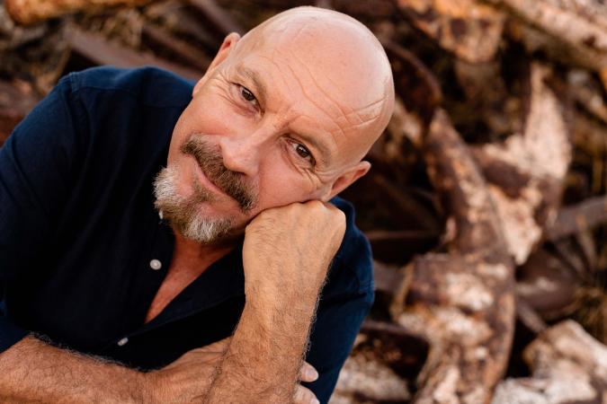 Javier Ruibal mirando a c&aacute;mara