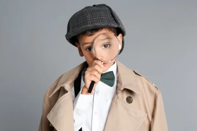 Ni&ntilde;o vestido de detective