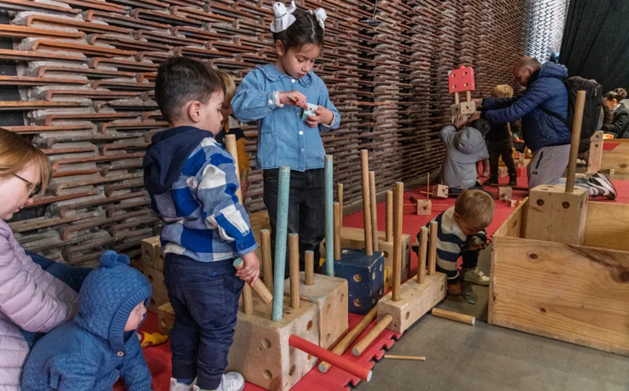 ni&ntilde;as y ni&ntilde;os juegan con piezas de madera