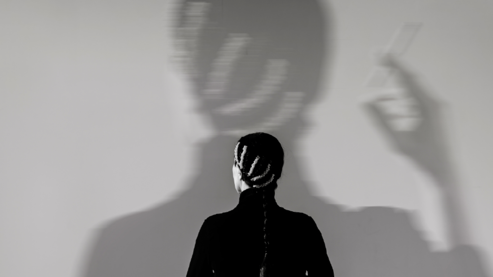 Rafaela Carrasco de espaldas mirando la proyecci&oacute;n