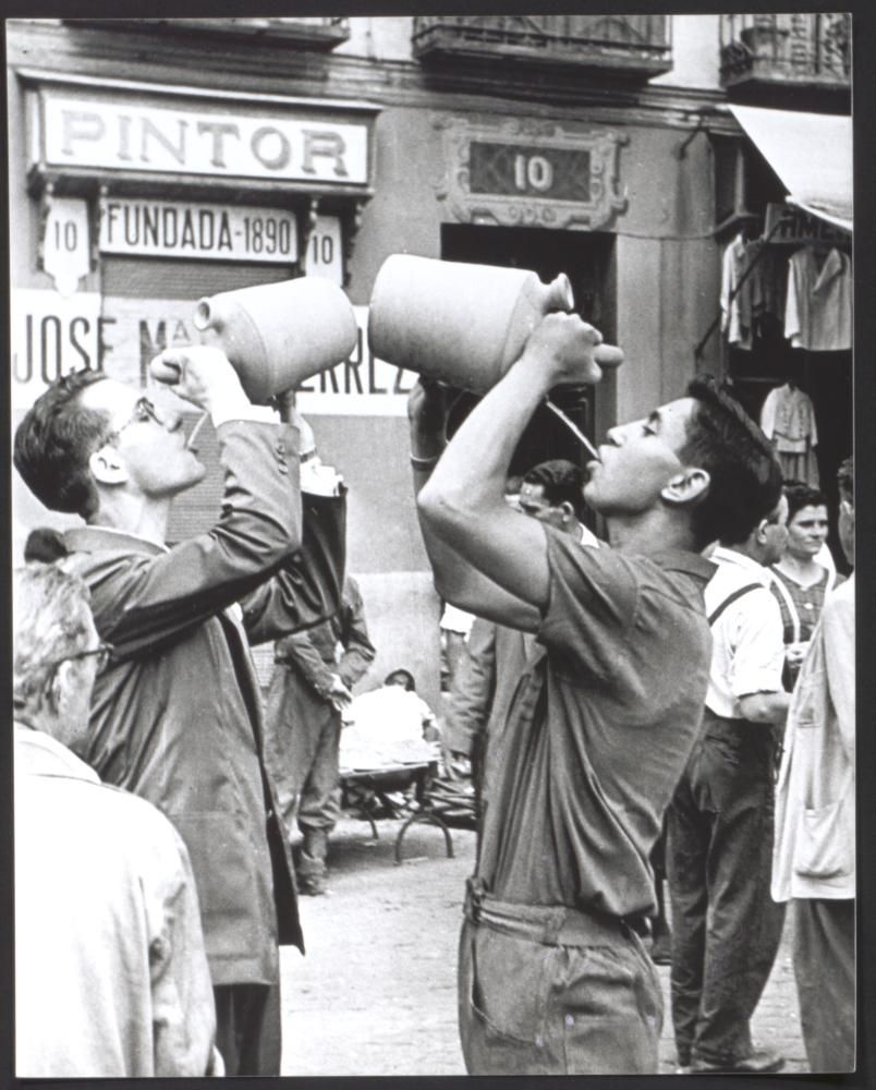 2 hombres bebiendo de un botijo