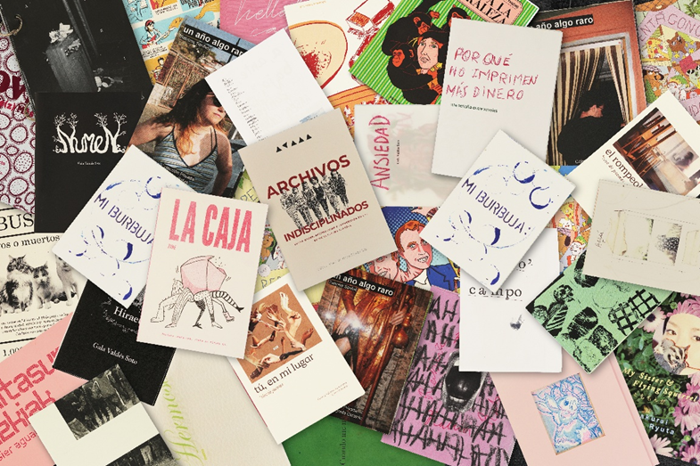 Fanzines apilados en una mesa