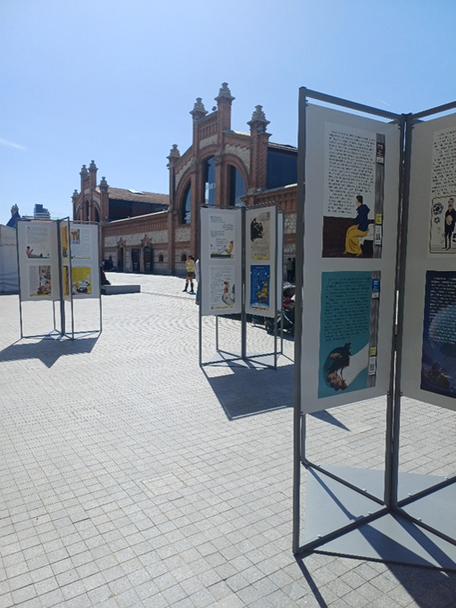 Soportes con ilustraciones con edificio neomudejar de fondo