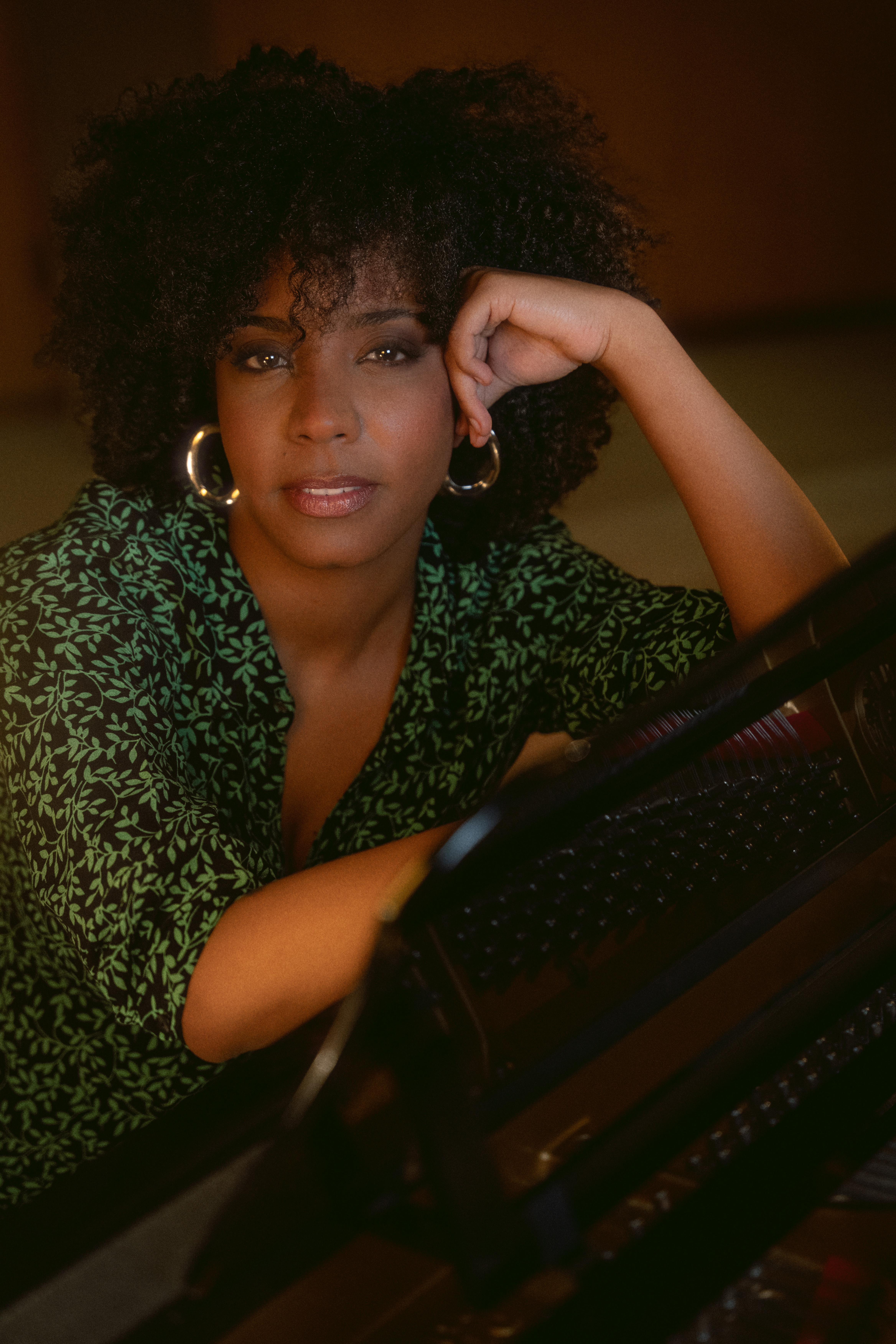 Mujer de raza negra mira a c&aacute;mara