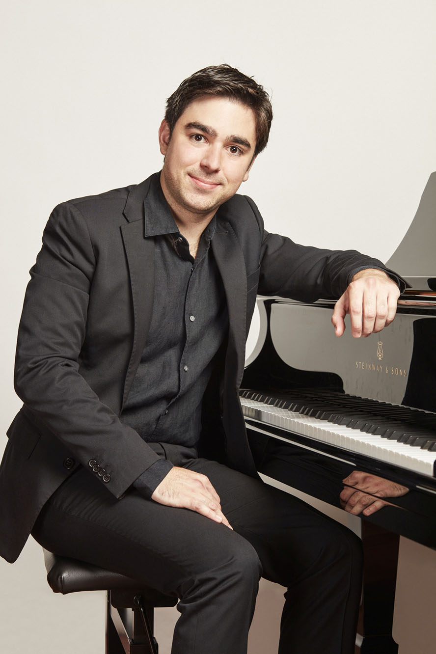 Hombre apoyado sobre un piano