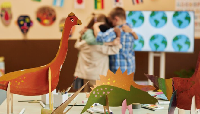 Recortables con figuras de dinosaurios con ni&ntilde;os de fondo