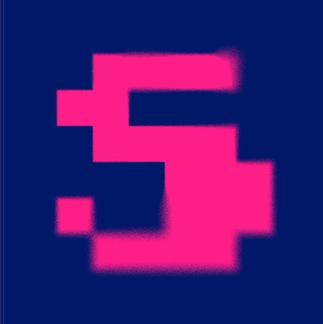 letra S pixelada rosa sobre fondo p&uacute;rpura
