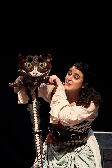 Una chica maneja una marioneta de un gato