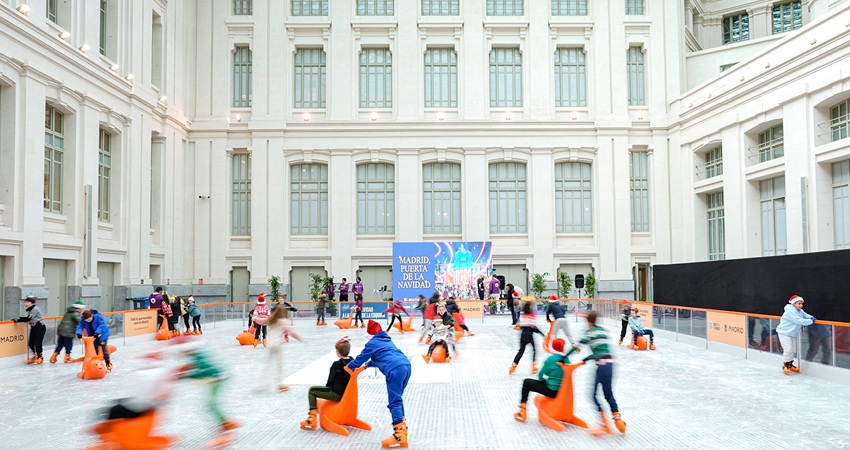 Grupo de niños patina en Cibeles sobre hielo en 2024