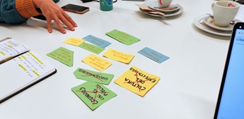 Post its de colores sobre una mesa