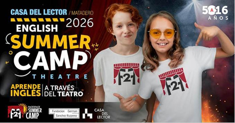 Dos ni&ntilde;as posan se&ntilde;al&aacute;ndose un logo en la camiseta