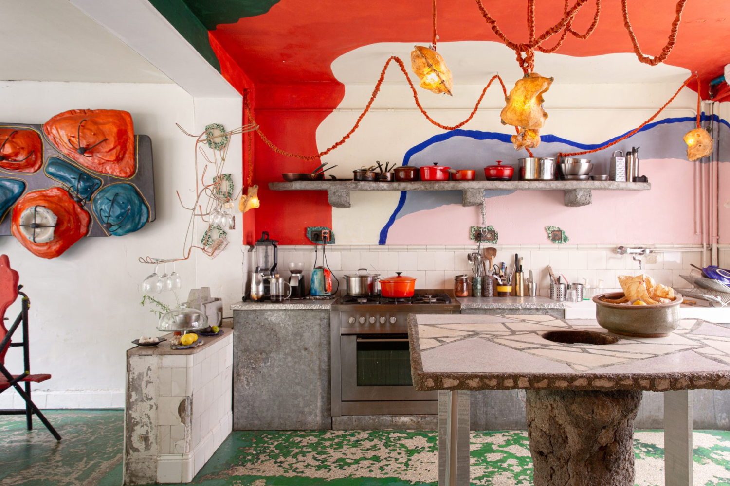 Cocina con hinchables en las paredes