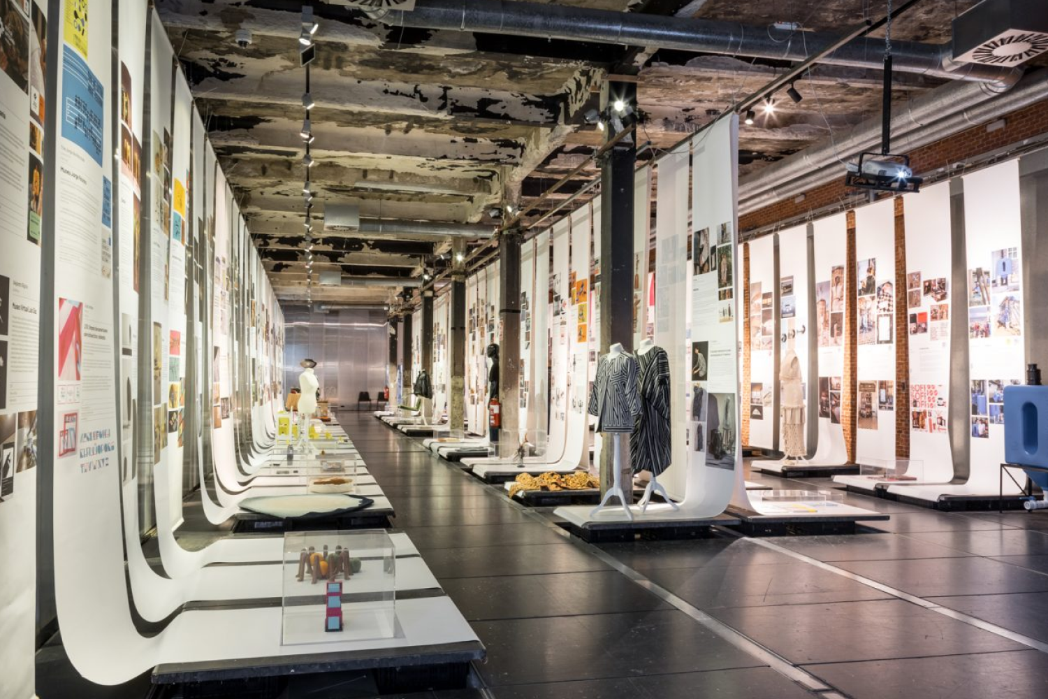 Galer&iacute;a con obras y trajes expuestos
