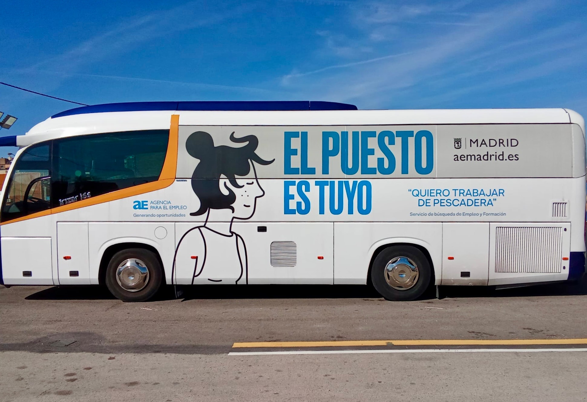 Autob&uacute;s BusEmpleo con dibujo de mujer y leyenda "El puesto es tuyo"
