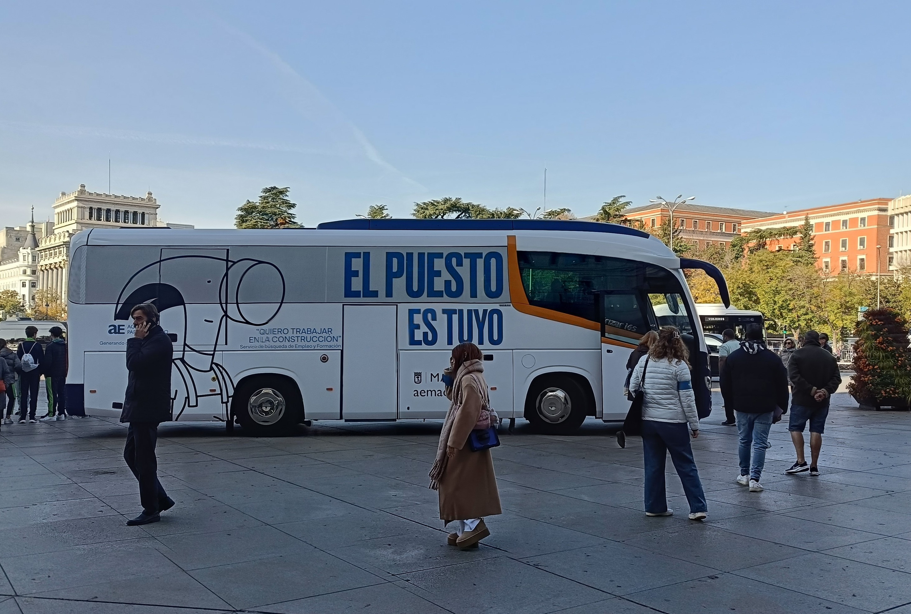 Bus Empleo con personas que acuden a él