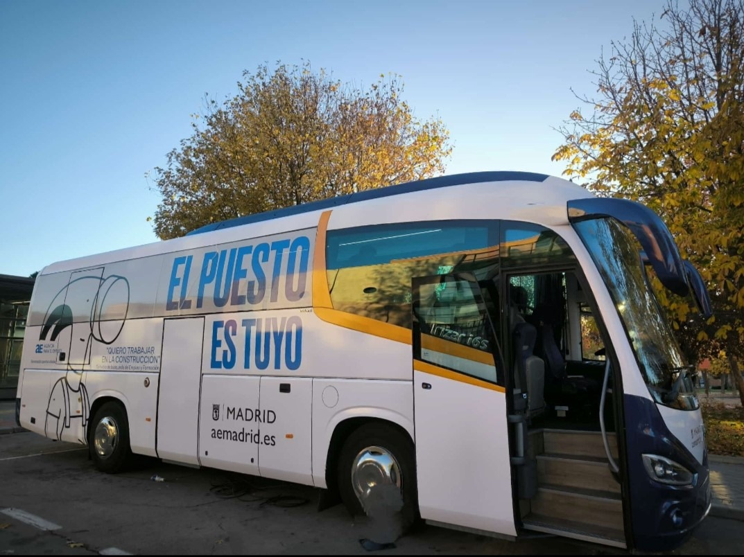Bus Empleo con leyenda El puesto es tuyo en el lateral