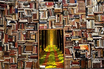 Pared compuesta de libros apilados con una puerta abierta mostrando un camino boscoso flanqueado por árboles