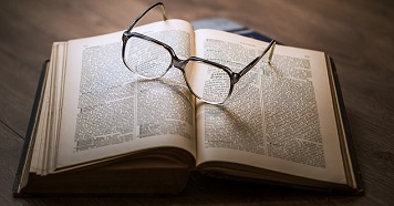 Gafas sobre un libro