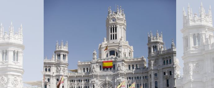 Vista frontal de la fachada principal del Ayuntamiento de Madrid
