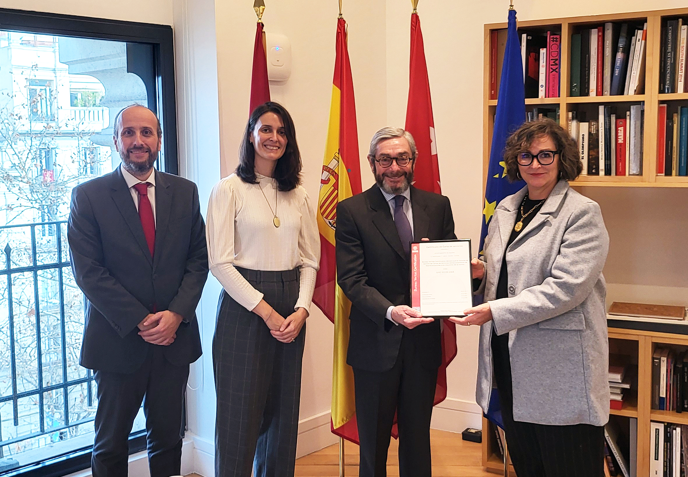 Francisco Javier Hernández Martínez y Ángela Pérez Brunete reciben el certificado otorgado por Bureau Veritas
