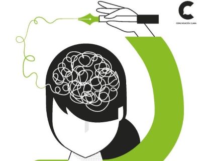 se&ntilde;ora con una pluma analizando un enredo que sale de su cabeza