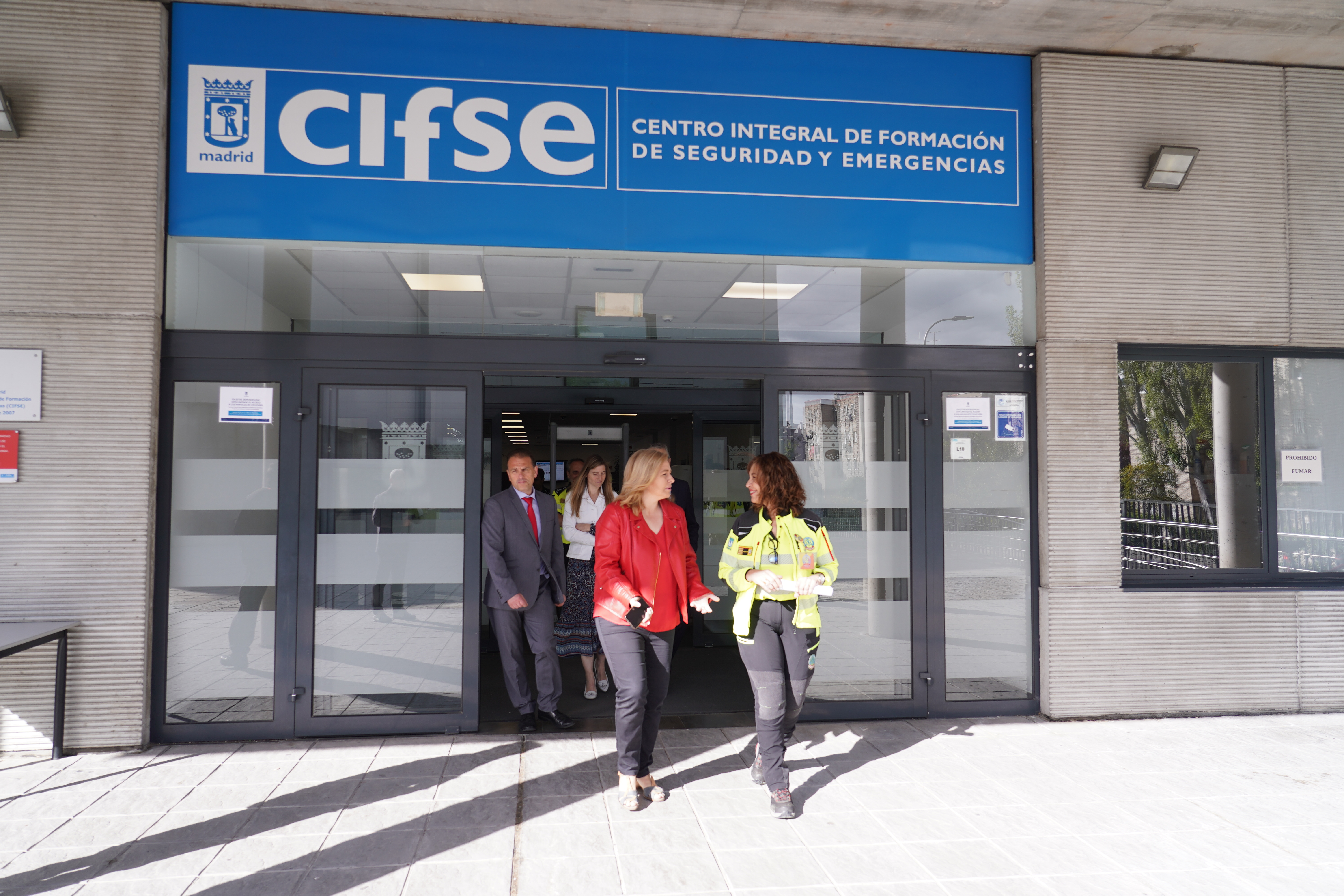 don Santiago Antiguedad, director del centro integral de formacion en seguridad y emergencias y doña Inmaculada Sanz, vicealcaldesa en la entrada del centro