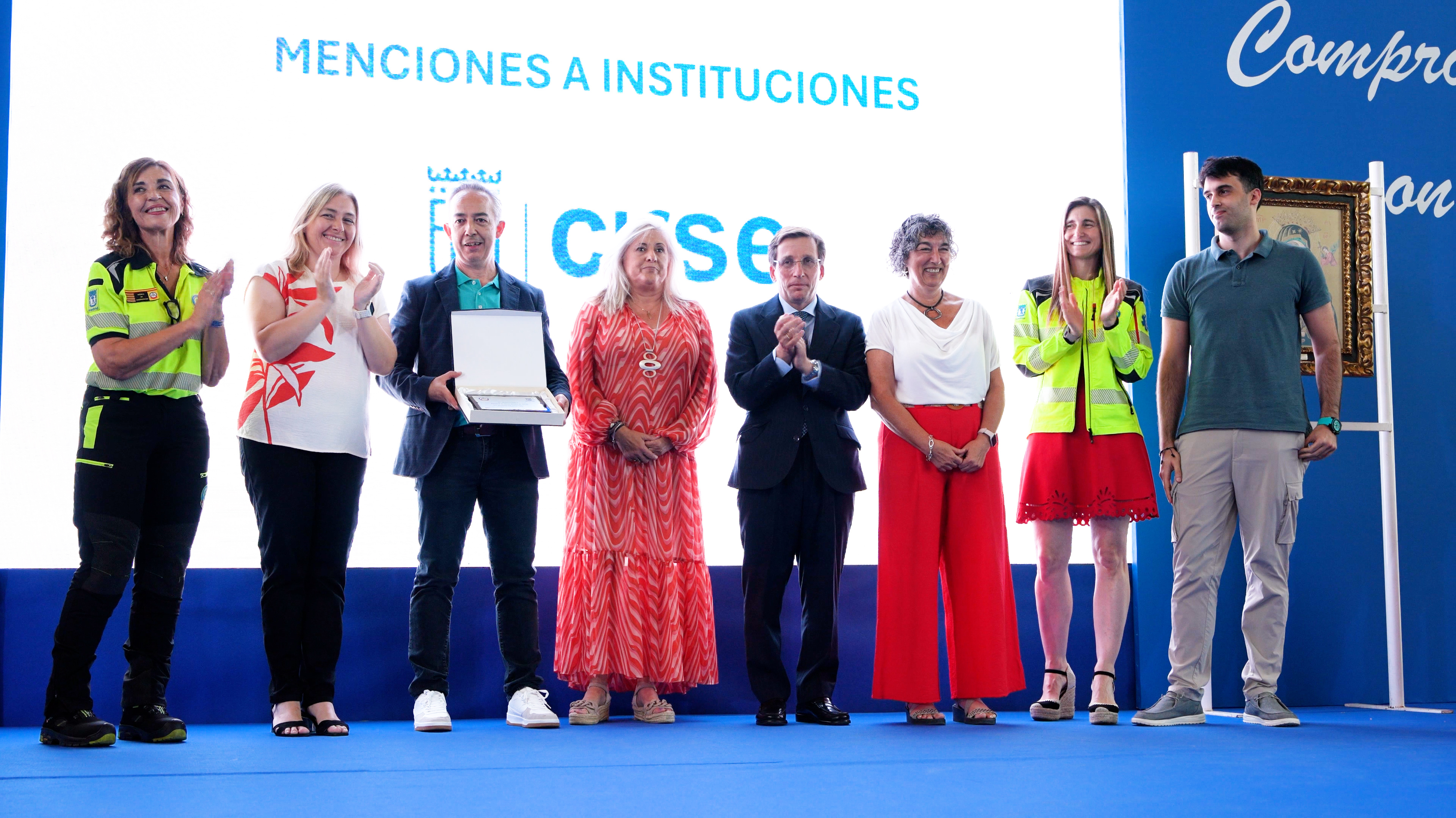 Alcalde entregando placa al Personal de Apoyo Tecnico