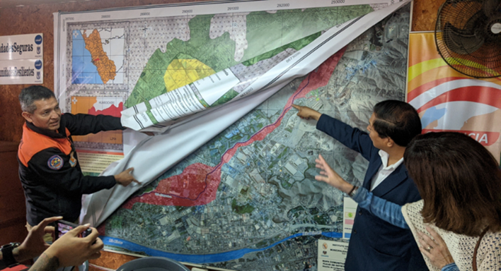 Oswaldo Vargas, el alcalde, muestra el funcionamiento del Centro Operativo de Emergencias