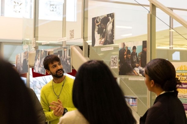 En la foto de la izquierda, jóvenes de cuatro distritos de Madrid se organizan para promover la salud en sus barrios