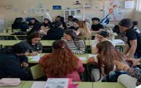 Foto de la derecha, estudiantes participan en un taller