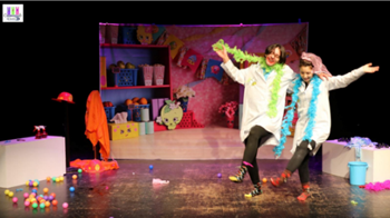 Dos personas bailando en un escenario