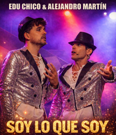 Dos hombres con chaquetas plateadas y un gorro hablando