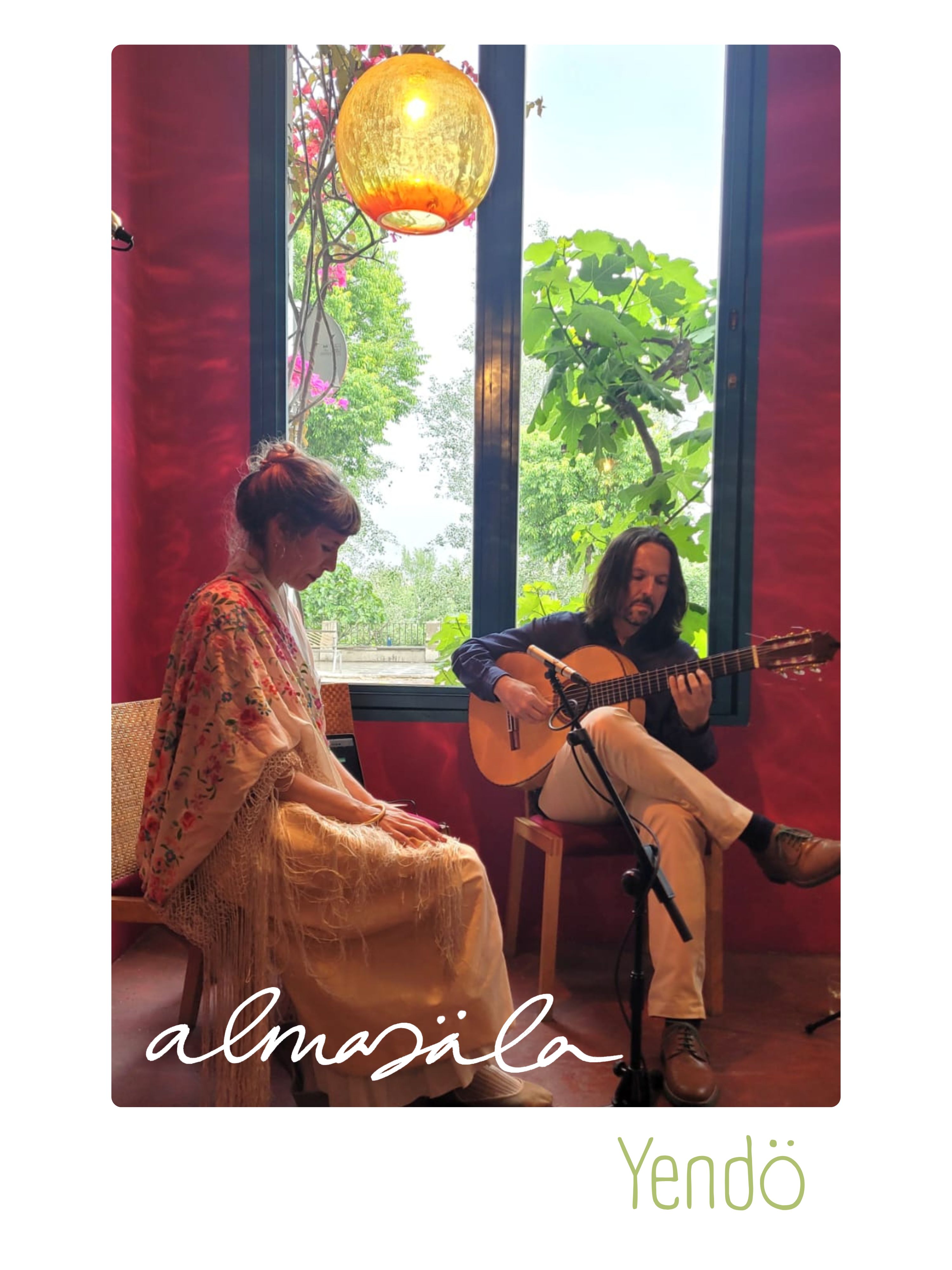 Foto de dos personas, una con guitarra