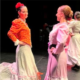 Dos chicas bailando zarzuela