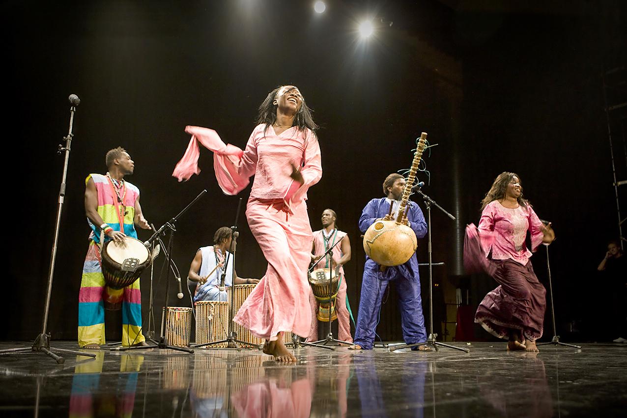 Foto de un grupo haciendo teatro