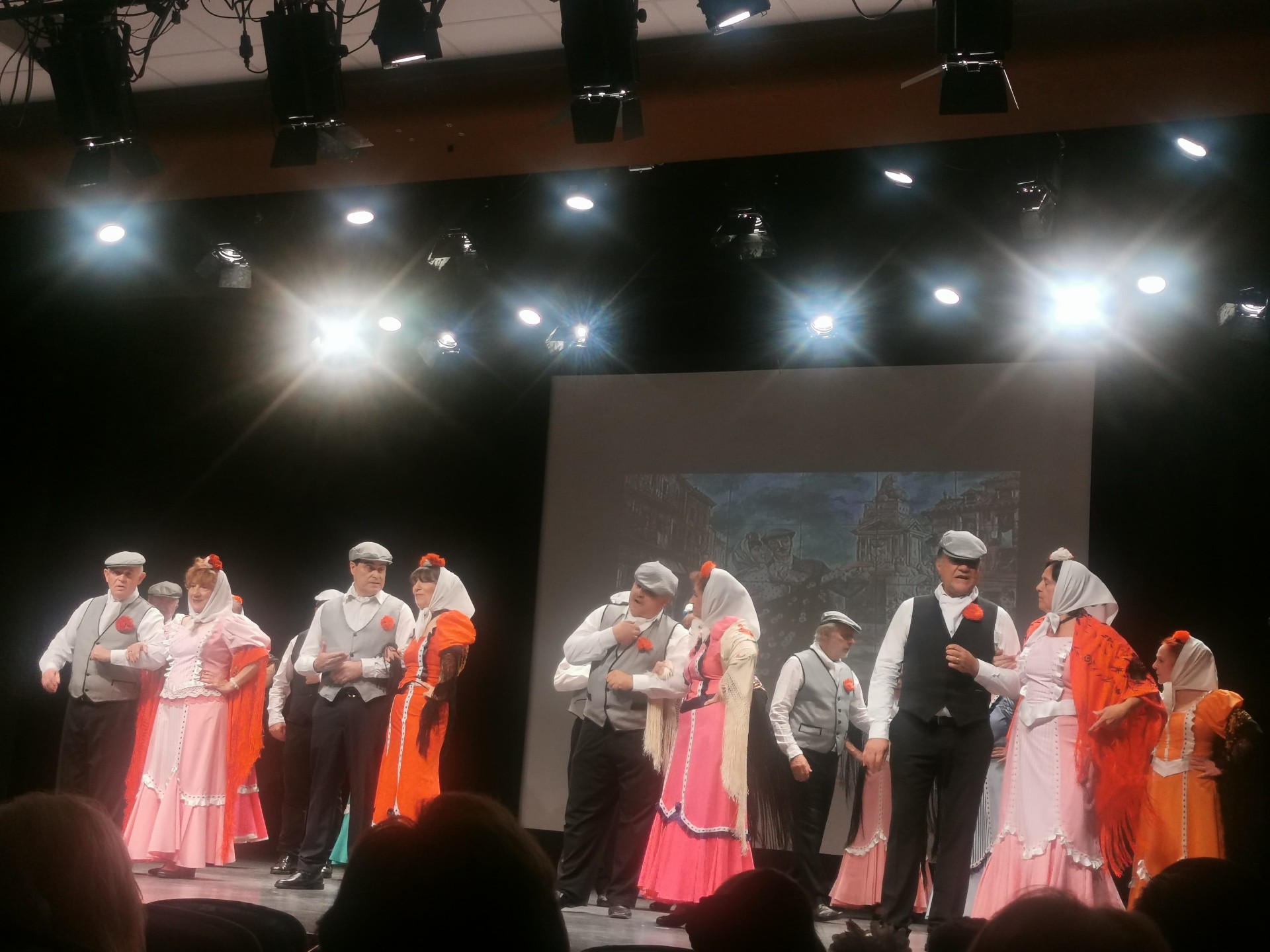 Foto personas bailando zarzuela