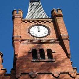imagen del reloj del edificio principal