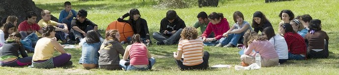 Imagen de una actividad perteneciente al programa Educar hoy Madrid más sostenible, de jóvenes recibiendo clase en un entorno natural