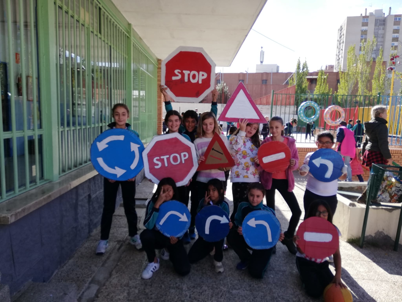 Foto de alumnado sosteniendo se&ntilde;ales de tr&aacute;fico