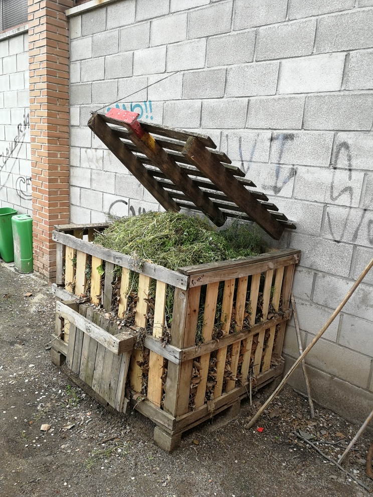 Compostadora - huerto escolar del Colegio Público República del Uruguay
